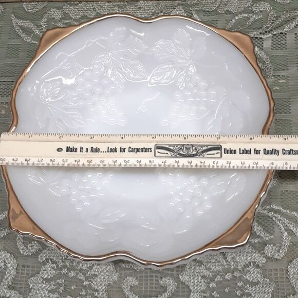 Vintage Anchor Hocking Milk Glass Pedestal Bowl Embossed Grapes, Gold Rim - Picture 6 of 7